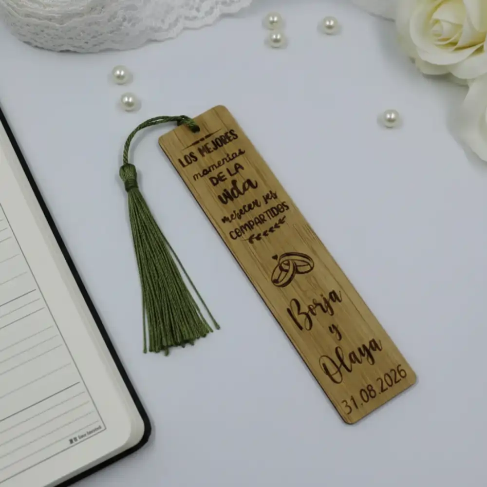 Marcapáginas de Madera Personalizado - Un Regalo con Historia para tus Invitados - Imagen 2